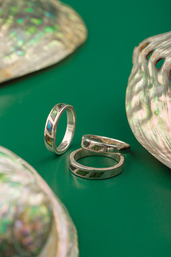 Minimalist silver ring with faceted prism details – handcrafted elegance