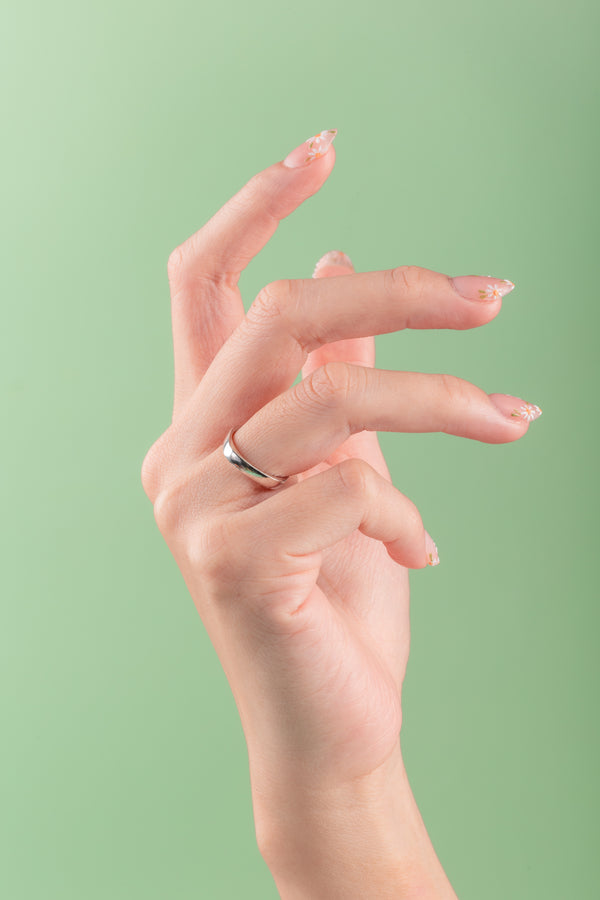 Elegant silver ring with softened square shape – versatile ring for women.