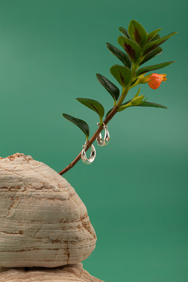 Elegant, lightweight sterling silver earrings – The Minimal Loop Earrings reflect balance and refined simplicity.