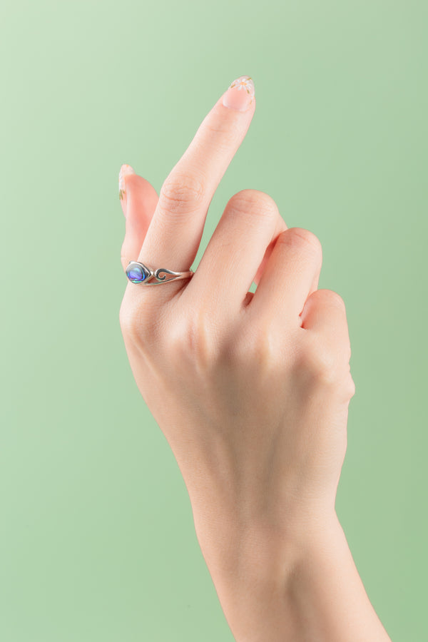 Minimalist teardrop ring in 925 silver – Mother of Pearl / Crushed Seashell Collection