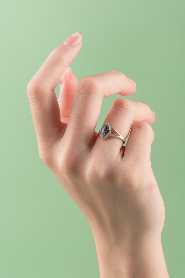 Argenté Aqua Frame Ring – sustainable silver jewelry with crushed seashell