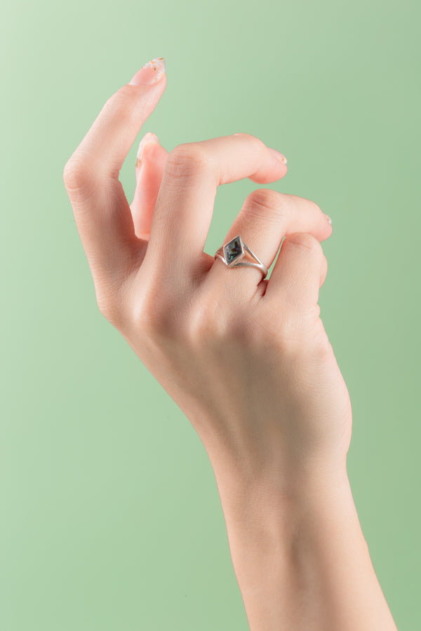 Polished silver ring with shell inlay – handcrafted in Vietnam