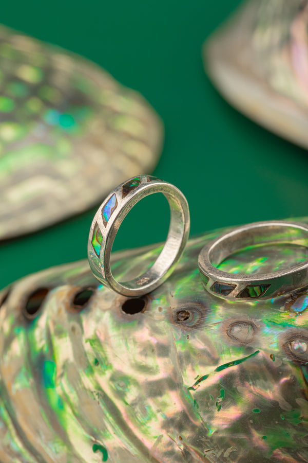 Nature-inspired silver band ring with light-reflecting facets