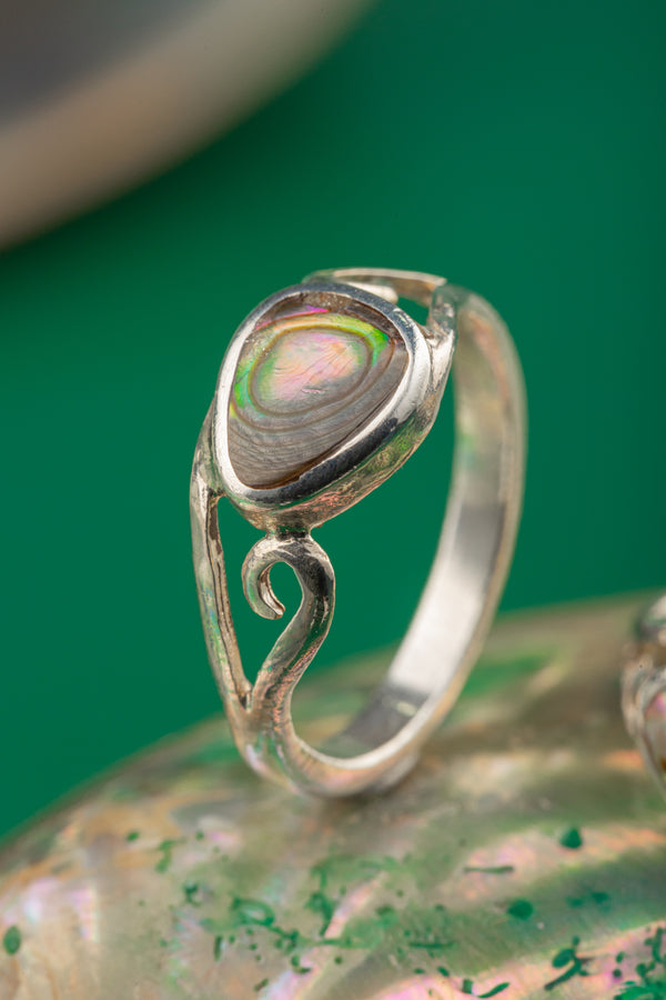 Elegant silver ring with flowing teardrop design – inspired by nature and the sea